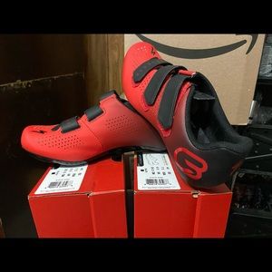 Cycling/spin shoes in box